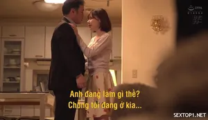 Người phụ nữ trẻ đẩy bbbb đẩy